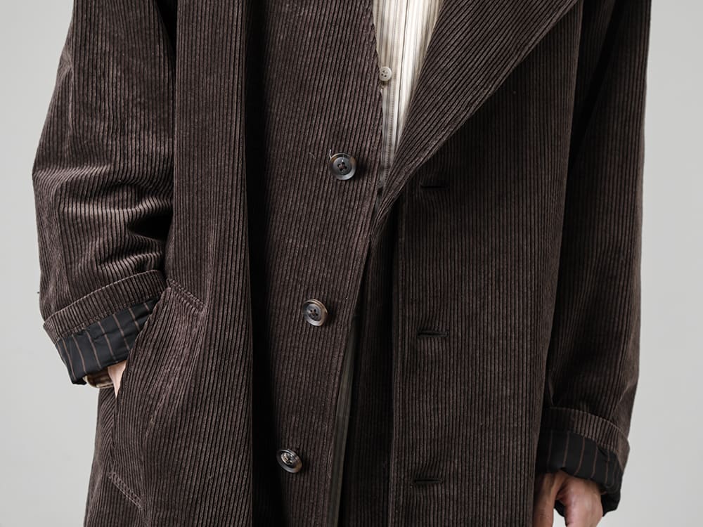 Yohji Yamamoto-ヨウジヤマモト 22−23AW(秋冬) インナー次第で秋から冬にかけてのスタイルにも対応可能なノーカラーデザイン  - HE-D01-026-左前二重ドレス - HE-B73-031-ストールストライプブラウス 2-004