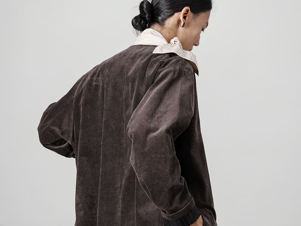 Yohji Yamamoto-ヨウジヤマモト 22−23AW(秋冬) インナー次第で秋から冬にかけてのスタイルにも対応可能なノーカラーデザイン  - HE-D01-026-左前二重ドレス - HE-B73-031-ストールストライプブラウス 2-006