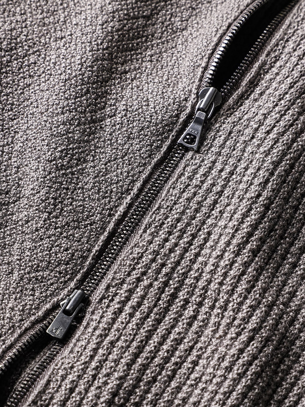 DEVOA 22-23AW シンプルかつカジュアルなイメージのデザイン KTS-CZM-Black Cardigan merino wool Black 2-002