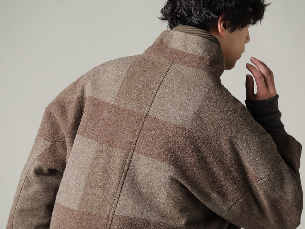 DEVOA(デヴォア) 22-32AW(秋冬) デザインとのバランスを考慮したゆとりのあるサイズ感  -  JKI-SNM L7 コート ウールニードルパンチ 2-005