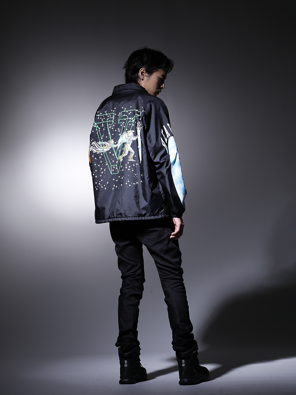 SAINT M×××××× / JULIUS / 11 by Boris Bidjan Saberi 2022-23AW スタイリング A casual slim silhouette style with vivid graphics on all black. - A casual style with a graphic on black. - SM-A22-0000-082(VLONE × ©SAINT M×××××× SKULL Coach Jacket) SM-A22-0000-076(VLONE × ©SAINT M×××××× MARIA Long sleeve T-shirt) 787PAM5-BK(Indirect Skinny Denim Black) BOOT2-GTX-Black(BOOT2 GTX Black) - 1-004