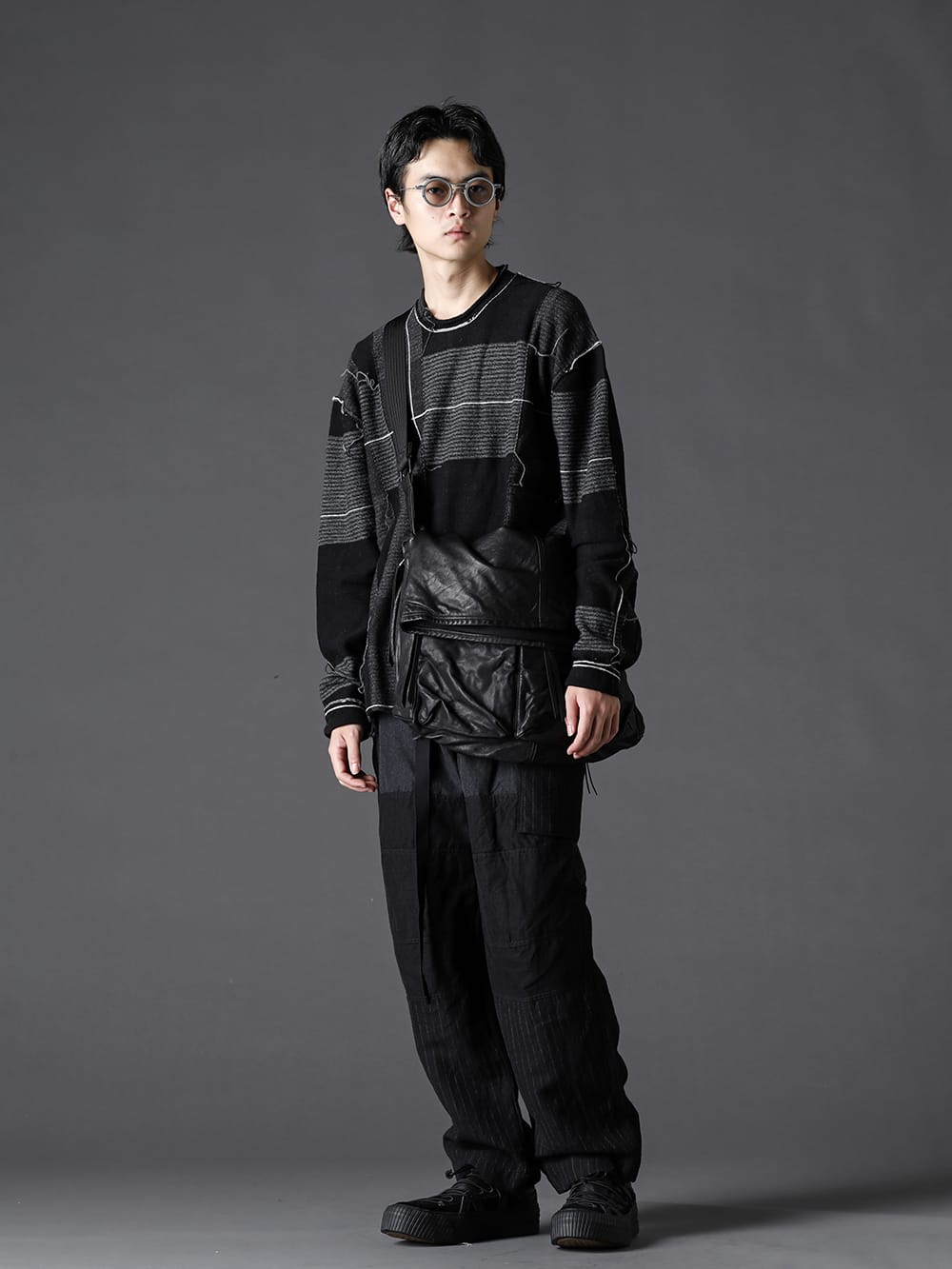 The Viridi-anne 2022-23AW Styling - The Viridi-anne Autumn plaid knitwear styling The Viridi-anne knitwear is available in black and monotone style with accessories. - VI-3529-07-Black Check P/O Knit Black - VI-3518-04 Wool / Linen Combination Cargo Pants - VI-3552-09 Goat Shoulder Bag