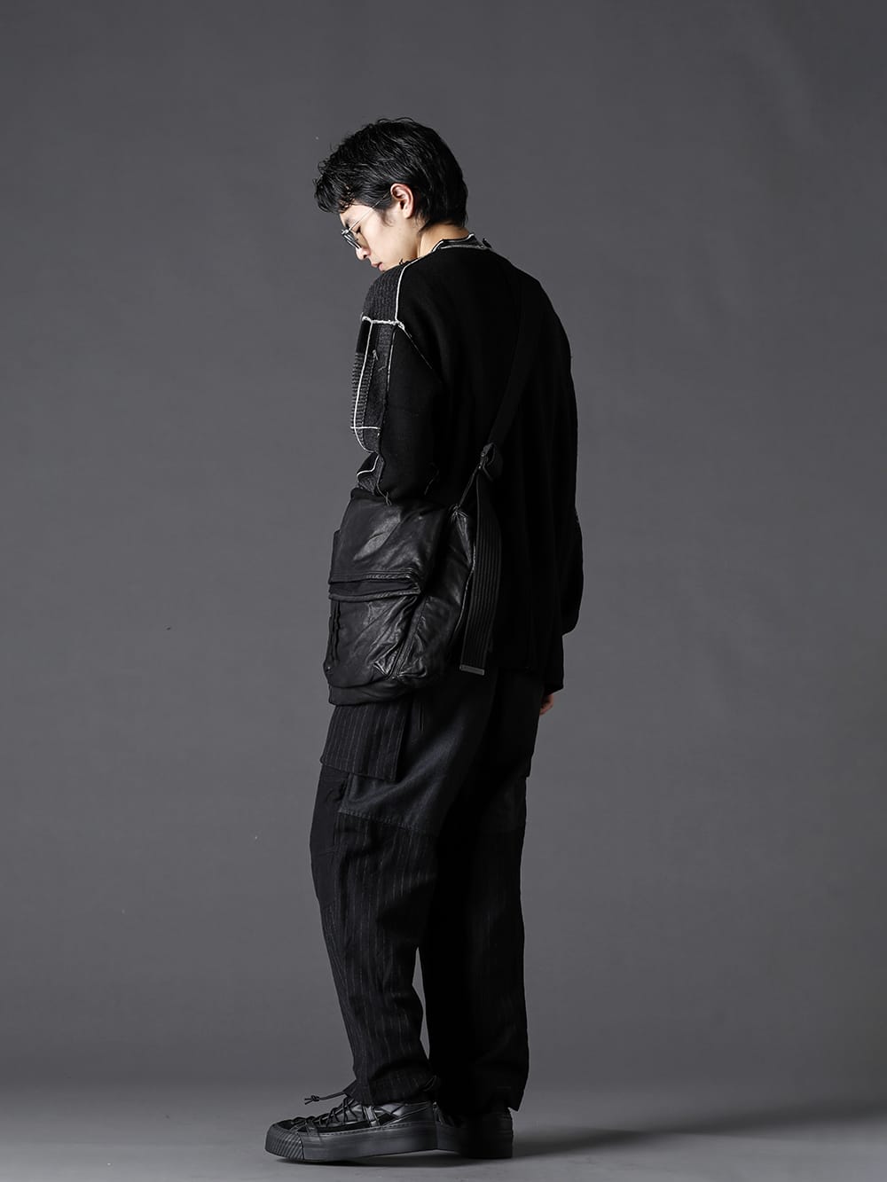 The Viridi-anne 2022-23AW Styling The Viridi-anne knitwear is available in black and monotone style with accessories. - VI-3529-07-Black Check P/O Knit Black - VI-3518-04 Wool / Linen Combination Cargo Pants - VI-3552-09 Goat Shoulder Bag 1-001