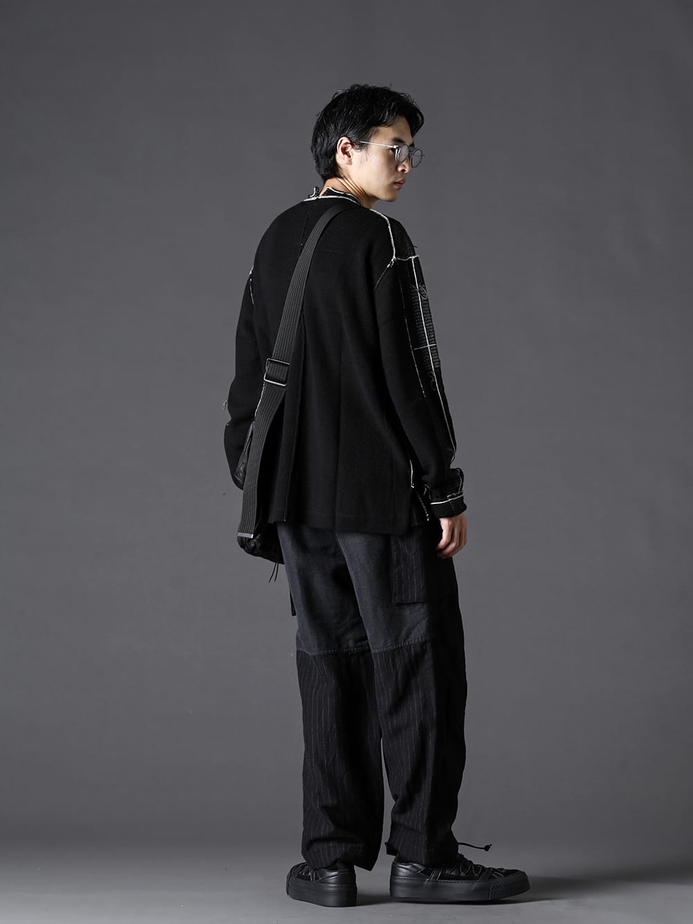 The Viridi-anne 2022-23AW Styling The Viridi-anne knitwear is available in black and monotone style with accessories. - VI-3529-07-Black Check P/O Knit Black - VI-3518-04 Wool / Linen Combination Cargo Pants - VI-3552-09 Goat Shoulder Bag 1-002