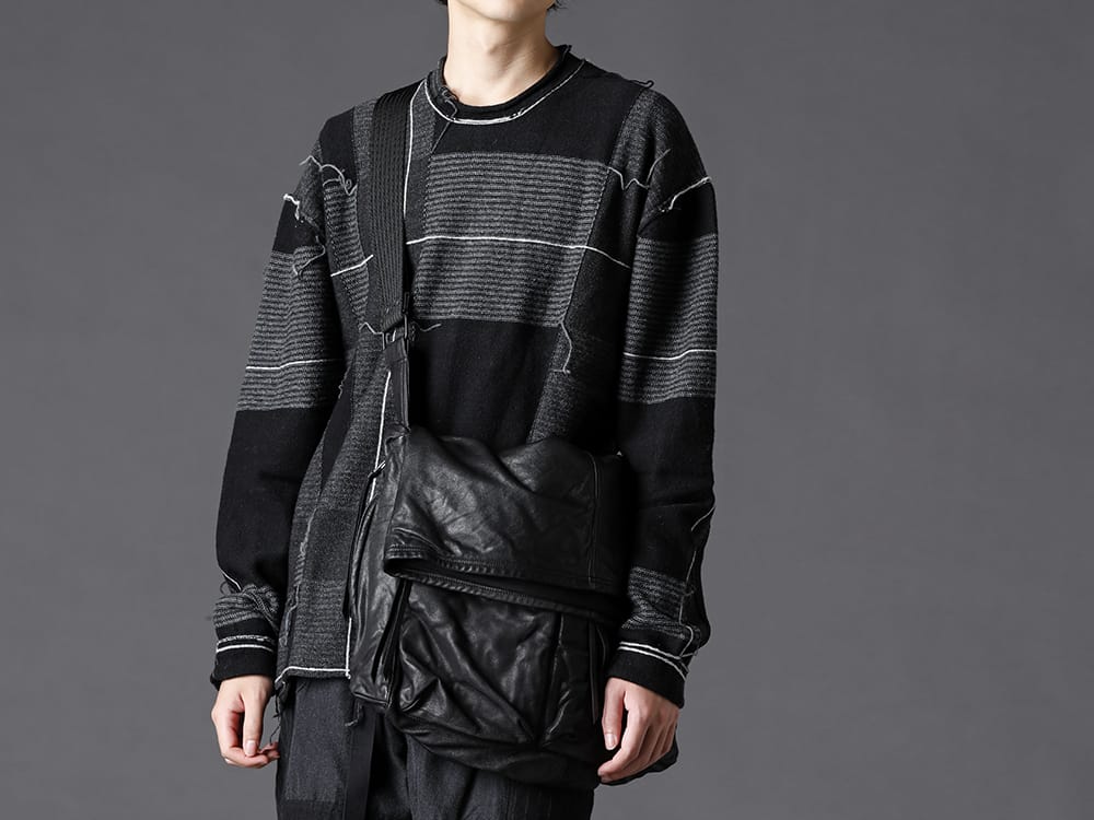 The Viridi-anne 2022-23AW P/O Sweater with intarsia random check pattern on the front and plain weave on the back. This intarsia knit with an irregular plaid pattern is a useful piece for the autumn and winter seasons. -  VI-3529-07-Black Check P/O Knit Black - VI-3552-09 Goat Shoulder Bag - RG2001TVA RIGARDS collaboration sunglasses