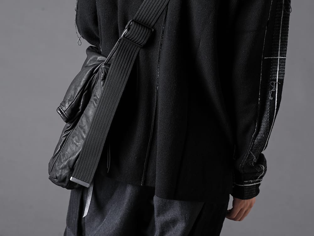 The Viridi-anne 2022-23AW This intarsia knit with an irregular plaid pattern is a useful piece for the autumn and winter seasons.  - VI-3529-07-Black Check P/O Knit Black - VI-3552-09 Goat Shoulder Bag - RG2001TVA RIGARDS collaboration sunglasses 2-004