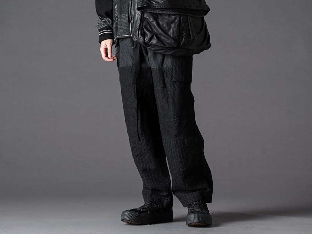 The Viridi-anne 2022-23AW Styling - Wide cargo Pants made by combining three types of wool-linen twill fabric with cotton typewriter cloth as a liner to sewn together. Wide cargo pants add a masculine touch to the bottoms. VI-3518-04 Wool / Linen Combination Cargo Pants - VI-3555-09-Black Sneakers Black 3-001