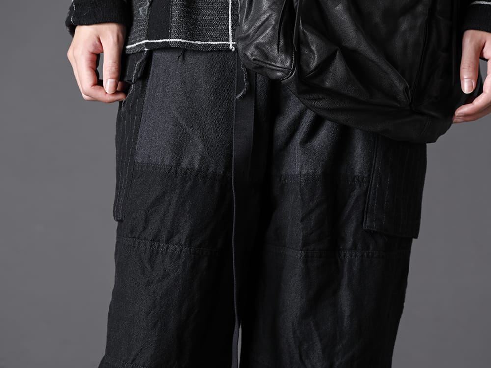 The Viridi-anne 2022-23AW Wide cargo pants add a masculine touch to the bottoms. - VI-3518-04 Wool / Linen Combination Cargo Pants - VI-3555-09-Black Sneakers Black 3-002