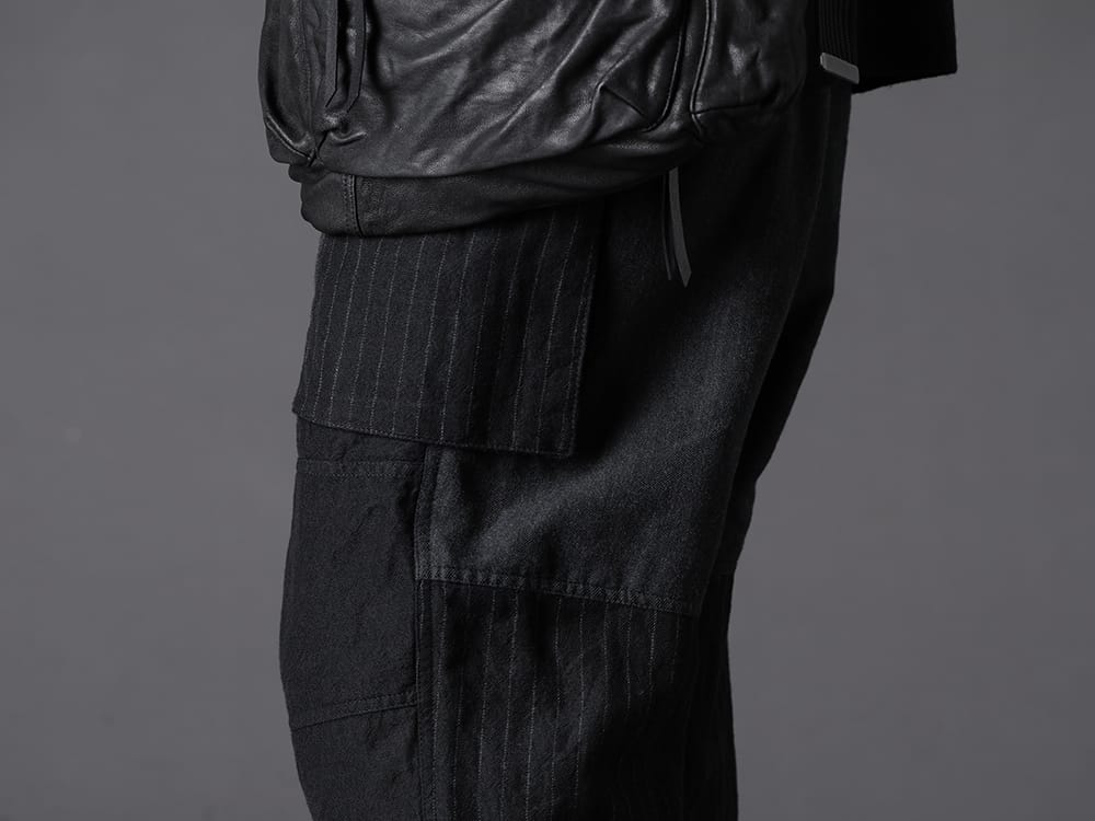 The Viridi-anne 2022-23AW Wide cargo pants add a masculine touch to the bottoms. - VI-3518-04 Wool / Linen Combination Cargo Pants - VI-3555-09-Black Sneakers Black 3-003