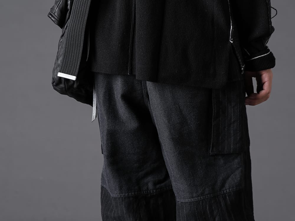 The Viridi-anne 2022-23AW Wide cargo pants add a masculine touch to the bottoms. - VI-3518-04 Wool / Linen Combination Cargo Pants - VI-3555-09-Black Sneakers Black 3-004