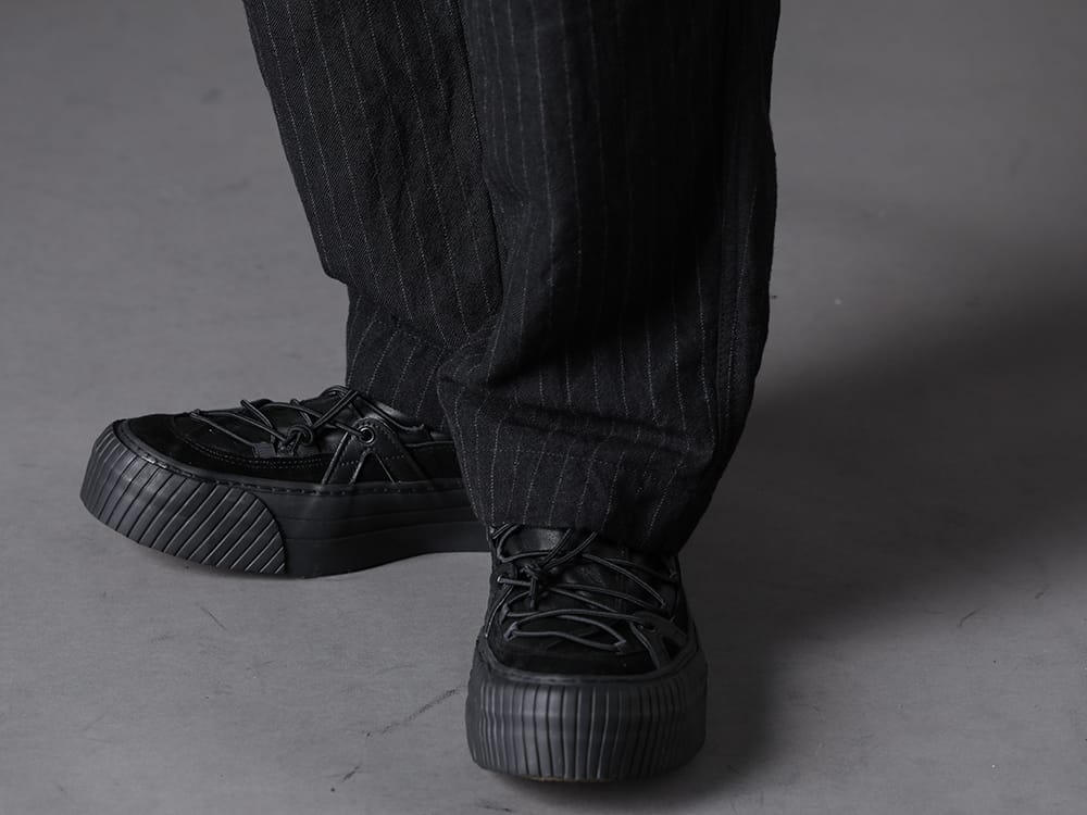 The Viridi-anne 2022-23AW Wide cargo pants add a masculine touch to the bottoms. - VI-3518-04 Wool / Linen Combination Cargo Pants - VI-3555-09-Black Sneakers Black 3-005