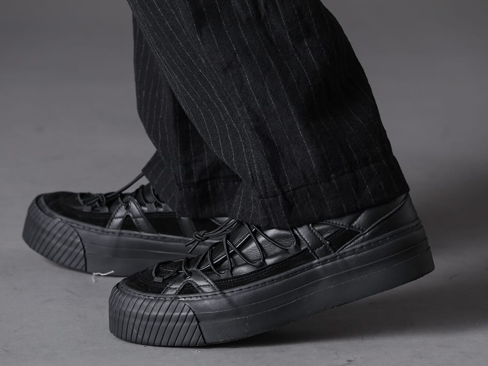 The Viridi-anne 2022-23AW Wide cargo pants add a masculine touch to the bottoms. - VI-3518-04 Wool / Linen Combination Cargo Pants - VI-3555-09-Black Sneakers Black 3-006