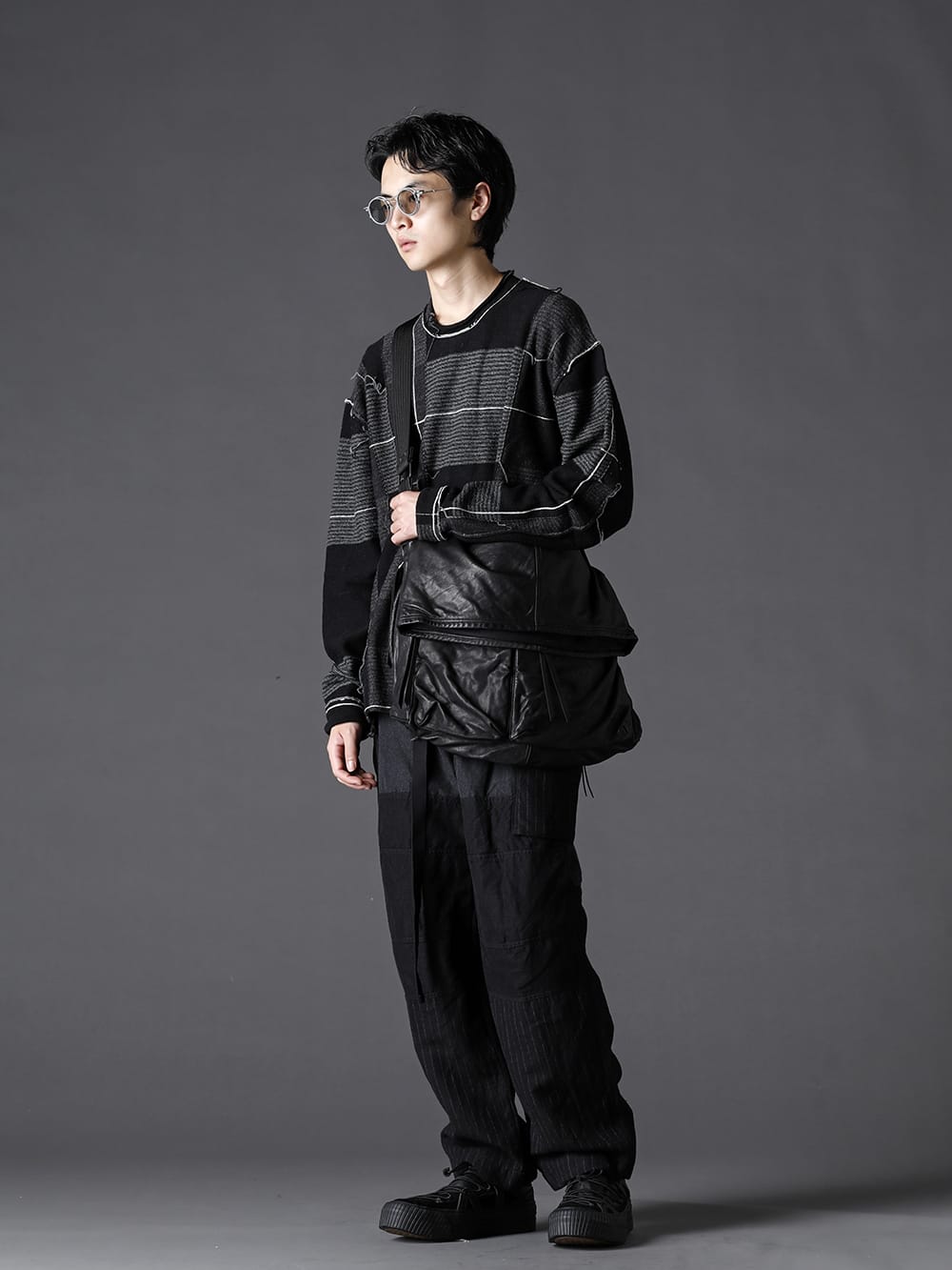 The Viridi-anne 2022-23AW Wide cargo pants add a masculine touch to the bottoms. - VI-3529-07-Black Check P/O Knit Black - VI-3518-04 Wool / Linen Combination Cargo Pants - VI-3552-09 Goat Shoulder Bag  4-001