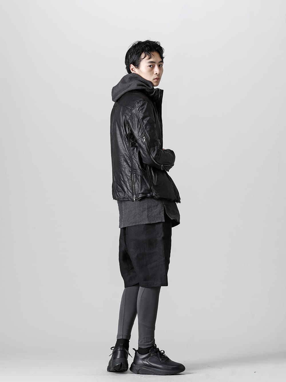 The Viridi-anne - ザ ヴィリジアン 22-23AW スタイリング ブラックメインで統一した秋のレザースタイリング - VI-3504-06-Goat Leather Jacket Black - RB-405-Solid Hoodie Graphite Gray - SCV186C016-Night Run light Black 1-002