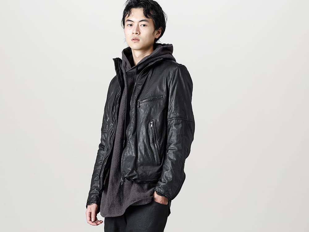 The Viridi-anne - ザ ヴィリジアン 22-23AW 薄手のハイブリット鞣しのゴートレザーの裏に綿のネル生地をあて、一緒に縫製し、製品洗いをすることで素材の膨らみと柔らかさを出したバイカージャケット ハイブリット鞣しのゴートレザージャケット -  VI-3504-06-Goat Leather Jacket Black - RB-405-Solid Hoodie Graphite Gray