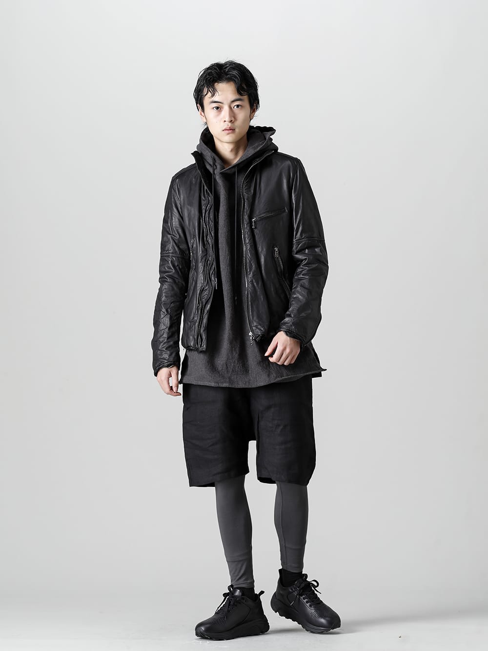 The Viridi-anne - ザ ヴィリジアン 22-23AW リネンショートパンツをモダール素材のレギンスでレイヤード - VI-3504-06-Goat Leather Jacket Black - RB-405-Solid Hoodie Graphite Gray - RB-420-Modal Jersey Leggings C.Gray  4-001