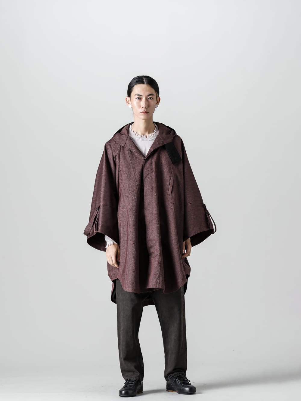 Norwegian Rain 22-23AW styling - Raincho Herringbone Coordinates Recommended outerwear that can be worn in any weather from autumn to midwinter - Raincho-Unisex-Herringbone-Bordeaux-レインチョ ユニセックス ボルドー - UK7553-Off-White-ロングスリーブ ニットトップ. オフホワイト - UM3530-Black-Brown-フェリックス パンツ ブラック/ブラウン - Handsewn-Classic-Lo-ハンドソーン クラシック ロー