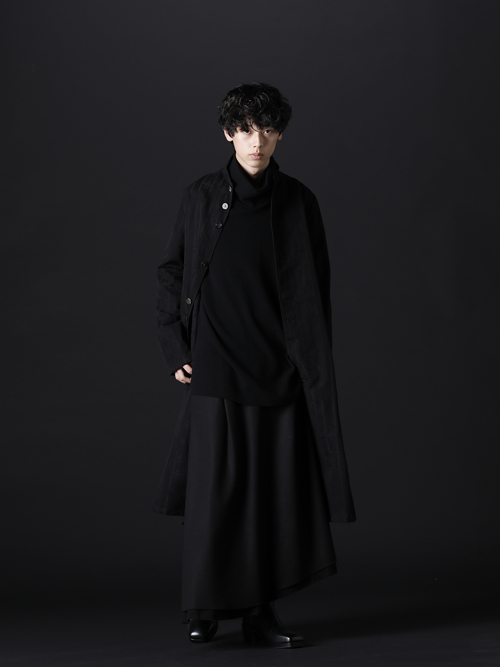 kujaku 2022-23AW styling A-line silhouette style with a skirt, put together in all black with a touch of femininity and elegance. - A style that stands out for its black elegance - KJ-22SS04(Nankyo Coat) KJ-22AW29-Black(kosumosu pullover Black) KJ-22AW33-Black(otomeyuri skirt Black) KJ-21AW38(Kiri Boots) - 1-001