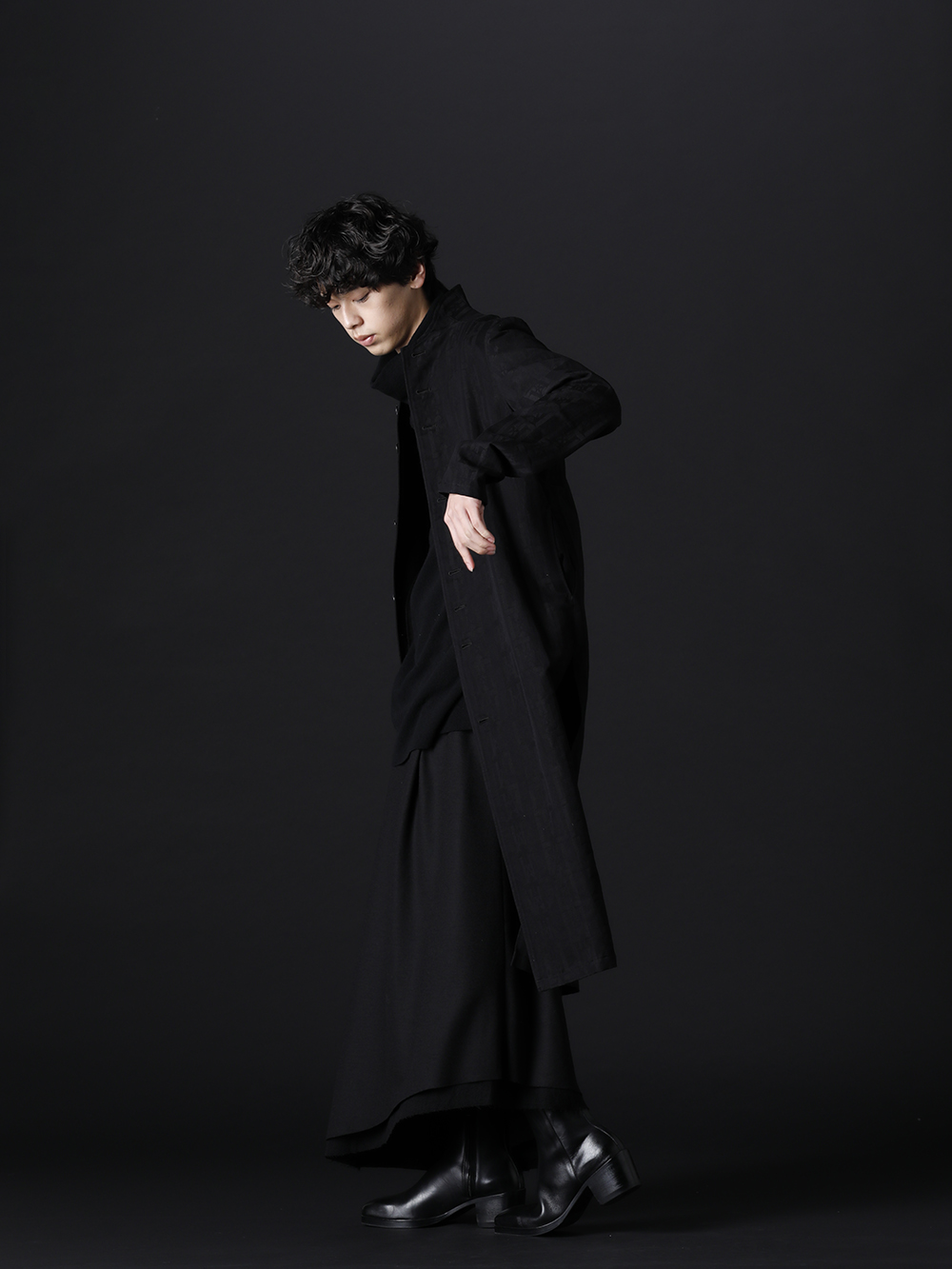 kujaku 2022-23AW - A style that stands out for its black elegance - KJ-22SS04(Nankyo Coat) KJ-22AW29-Black(kosumosu pullover Black) KJ-22AW33-Black(otomeyuri skirt Black) KJ-21AW38(Kiri Boots) - 1-002