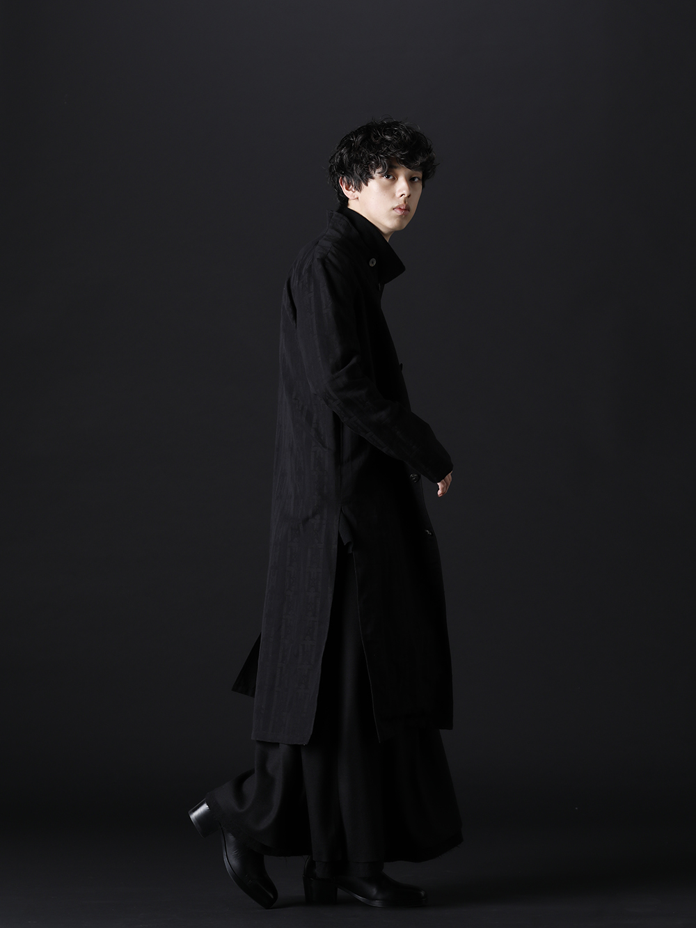 kujaku 2022-23AW - A style that stands out for its black elegance - KJ-22SS04(Nankyo Coat) KJ-22AW29-Black(kosumosu pullover Black) KJ-22AW33-Black(otomeyuri skirt Black) KJ-21AW38(Kiri Boots) - 1-003