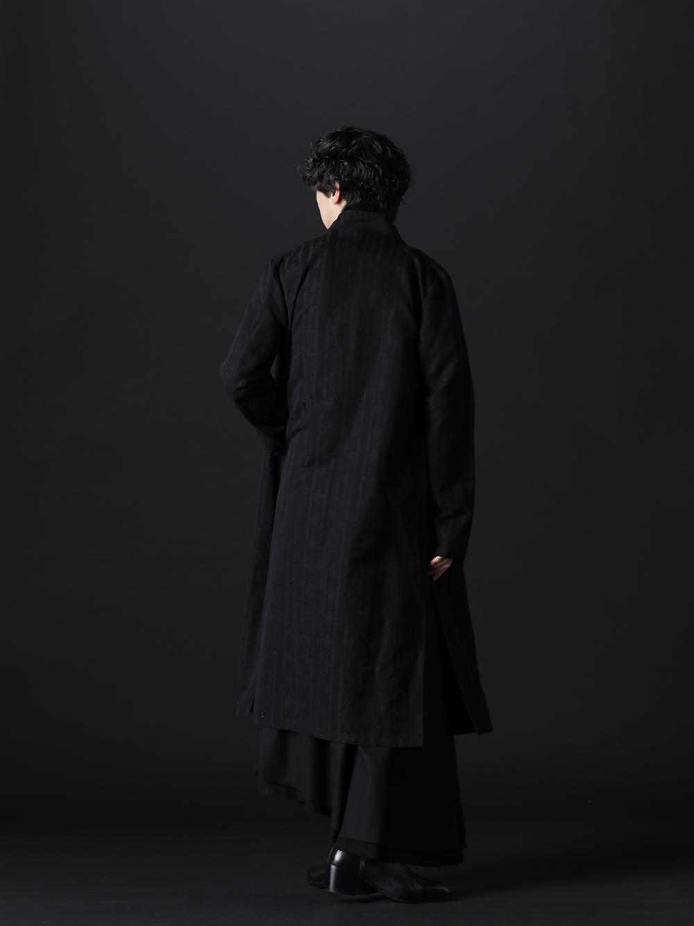 kujaku 2022-23AW - A style that stands out for its black elegance - KJ-22SS04(Nankyo Coat) KJ-22AW29-Black(kosumosu pullover Black) KJ-22AW33-Black(otomeyuri skirt Black) KJ-21AW38(Kiri Boots) - 1-004
