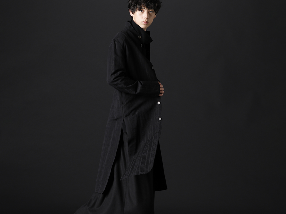 kujaku 2022-23AW - The skirt is clean, yet adds a good depth to the styling. - KJ-22SS04(Nankyo Coat) KJ-22AW29-Black(kosumosu pullover Black) - 2-002