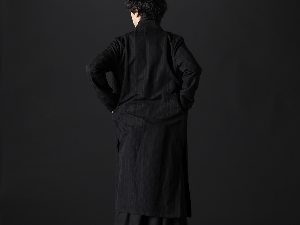 kujaku 2022-23AW - The skirt is clean, yet adds a good depth to the styling. - KJ-22SS04(Nankyo Coat) KJ-22AW29-Black(kosumosu pullover Black) - 2-003
