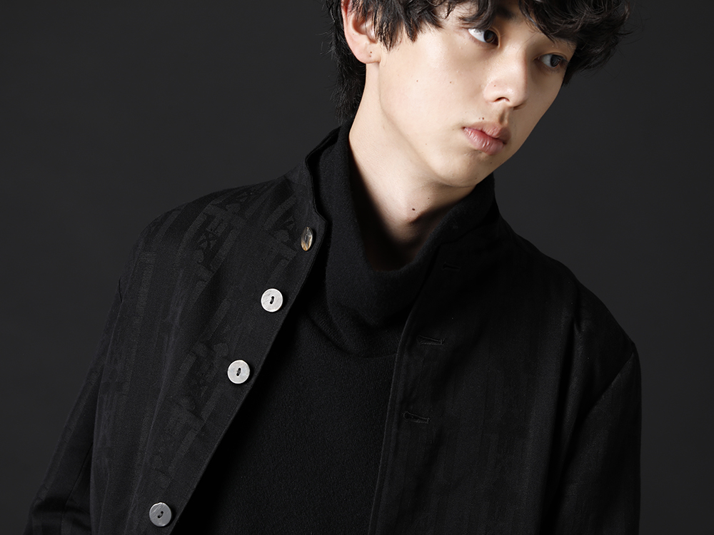 kujaku 2022-23AW - The skirt is clean, yet adds a good depth to the styling. - KJ-22SS04(Nankyo Coat) KJ-22AW29-Black(kosumosu pullover Black) - 2-004