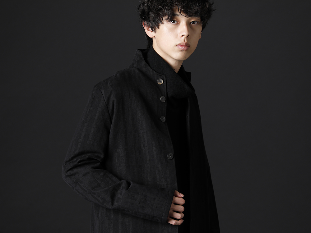 kujaku 2022-23AW - The skirt is clean, yet adds a good depth to the styling. - KJ-22SS04(Nankyo Coat) KJ-22AW29-Black(kosumosu pullover Black) - 2-005