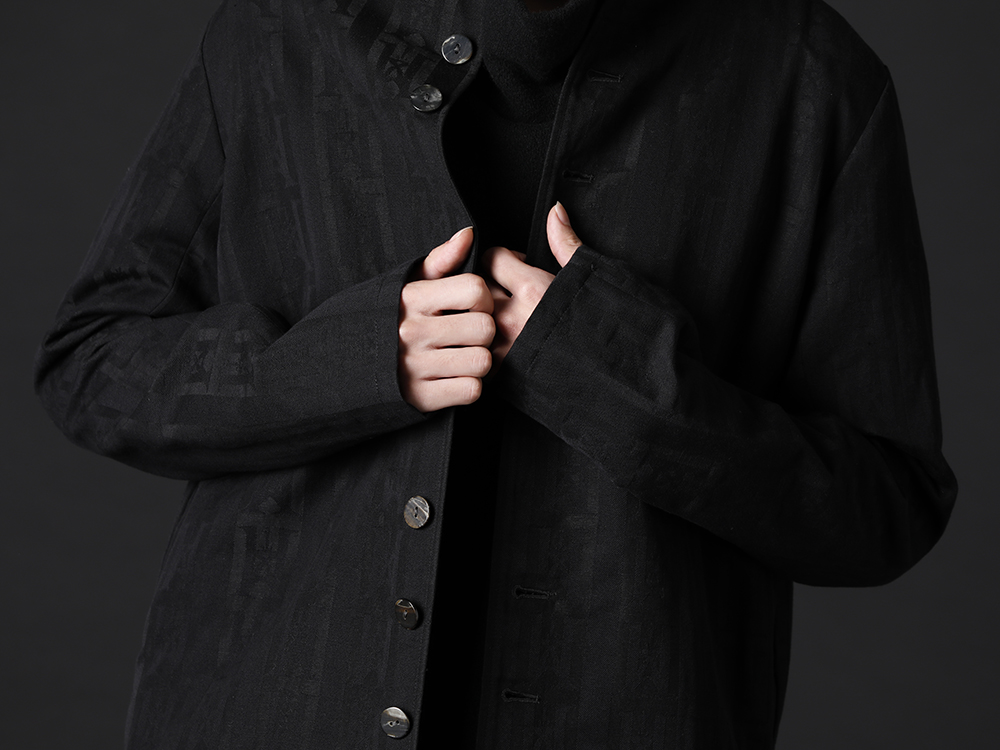 kujaku 2022-23AW - The skirt is clean, yet adds a good depth to the styling. - KJ-22SS04(Nankyo Coat) KJ-22AW29-Black(kosumosu pullover Black) - 2-006