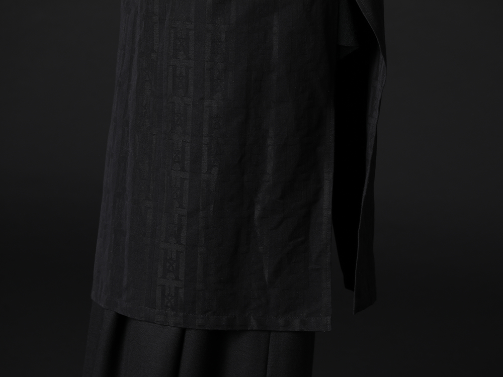 kujaku 2022-23AW - The skirt is clean, yet adds a good depth to the styling. - KJ-22SS04(Nankyo Coat) - 2-009