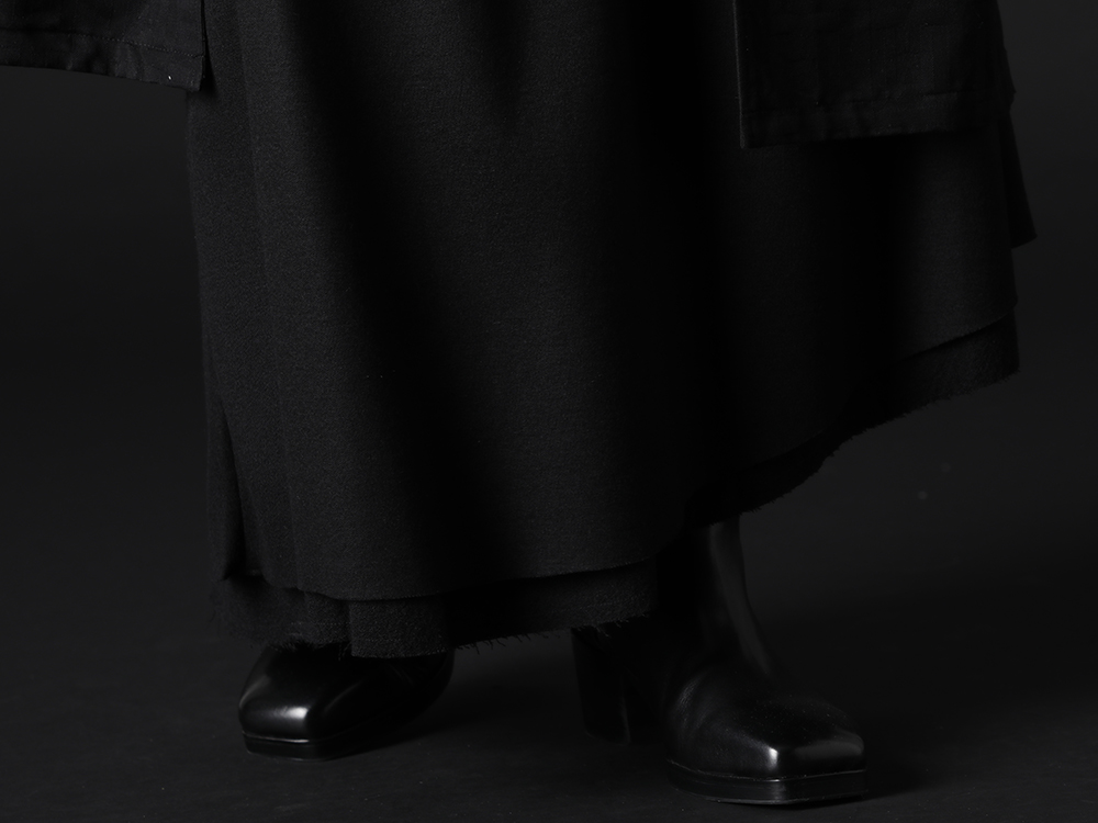 kujaku 2022-23AW - Asymmetrical, layered design skirt - KJ-22AW33-Black(otomeyuri skirt Black) KJ-21AW38(Kiri Boots) - 3-004