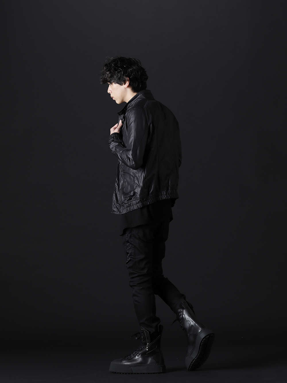 JULIUS 2022-23AW - Black style with attention to detail and texture - 797BLM7(Cargo Blouson Polyester Cotton Cloth) 787CUM3(DUSK Twist Tuck Short sleeve T-shirts) 797PAM9-BK(10oz Stretch Denim Coated Skinny Pants) 797FWM2-L-Black(Cow Leather Lace Up Sneaker Black) - 1-002