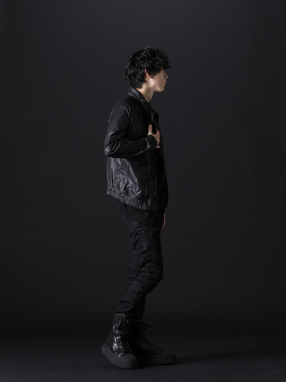 JULIUS 2022-23AW - Black style with attention to detail and texture - 797BLM7(Cargo Blouson Polyester Cotton Cloth) 787CUM3(DUSK Twist Tuck Short sleeve T-shirts) 797PAM9-BK(10oz Stretch Denim Coated Skinny Pants) 797FWM2-L-Black(Cow Leather Lace Up Sneaker Black) - 1-003