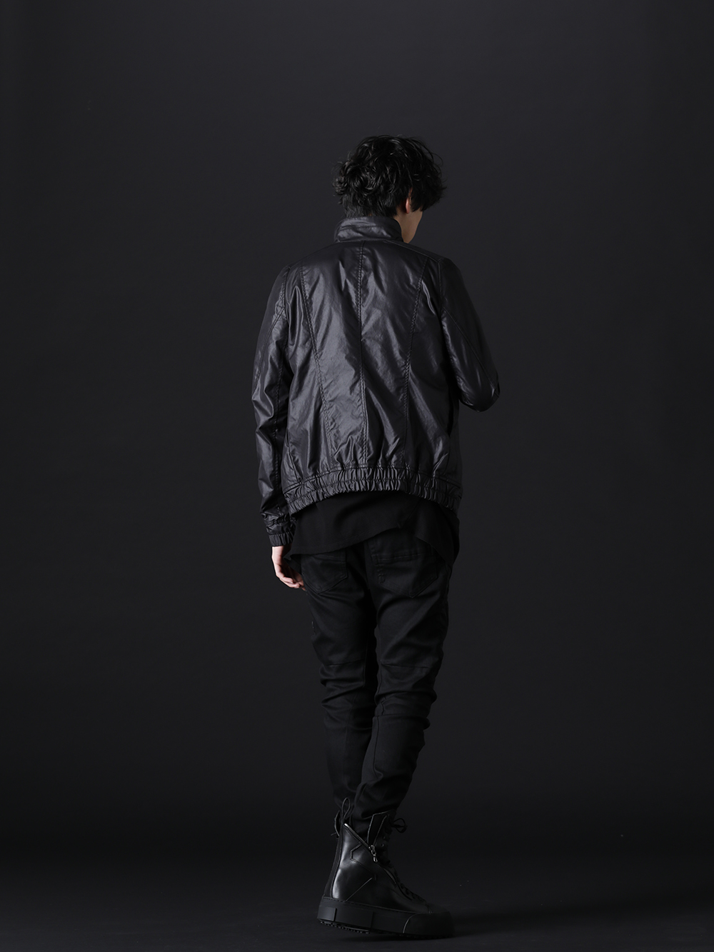 JULIUS 2022-23AW - Black style with attention to detail and texture - 797BLM7(Cargo Blouson Polyester Cotton Cloth) 787CUM3(DUSK Twist Tuck Short sleeve T-shirts) 797PAM9-BK(10oz Stretch Denim Coated Skinny Pants) 797FWM2-L-Black(Cow Leather Lace Up Sneaker Black) - 1-004