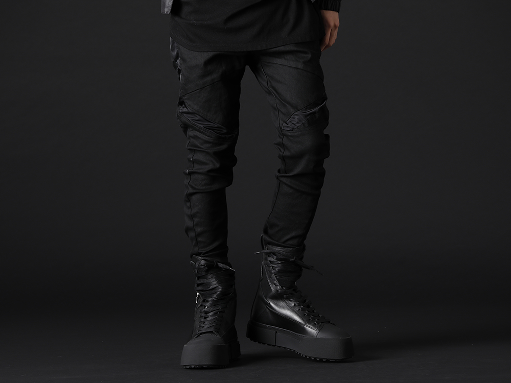 JULIUS 2022-23AW - These pants feature a slim silhouette with contrasting patterns and unique patterns. - 797PAM9-BK(10oz Stretch Denim Coated Skinny Pants) 797FWM2-L-Black(Cow Leather Lace Up Sneaker Black) - 3-001