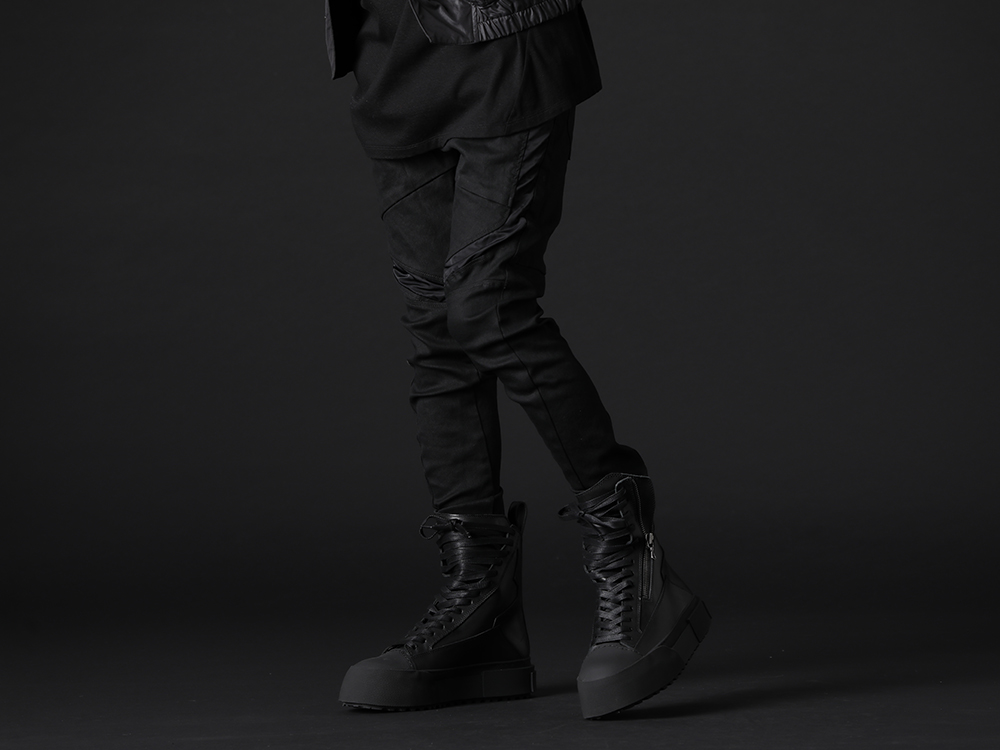 JULIUS 2022-23AW - These pants feature a slim silhouette with contrasting patterns and unique patterns. - 797PAM9-BK(10oz Stretch Denim Coated Skinny Pants) 797FWM2-L-Black(Cow Leather Lace Up Sneaker Black) - 3-003