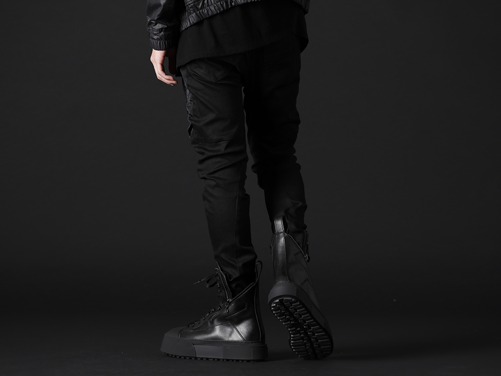 JULIUS 2022-23AW - These pants feature a slim silhouette with contrasting patterns and unique patterns. - 797PAM9-BK(10oz Stretch Denim Coated Skinny Pants) - 3-004