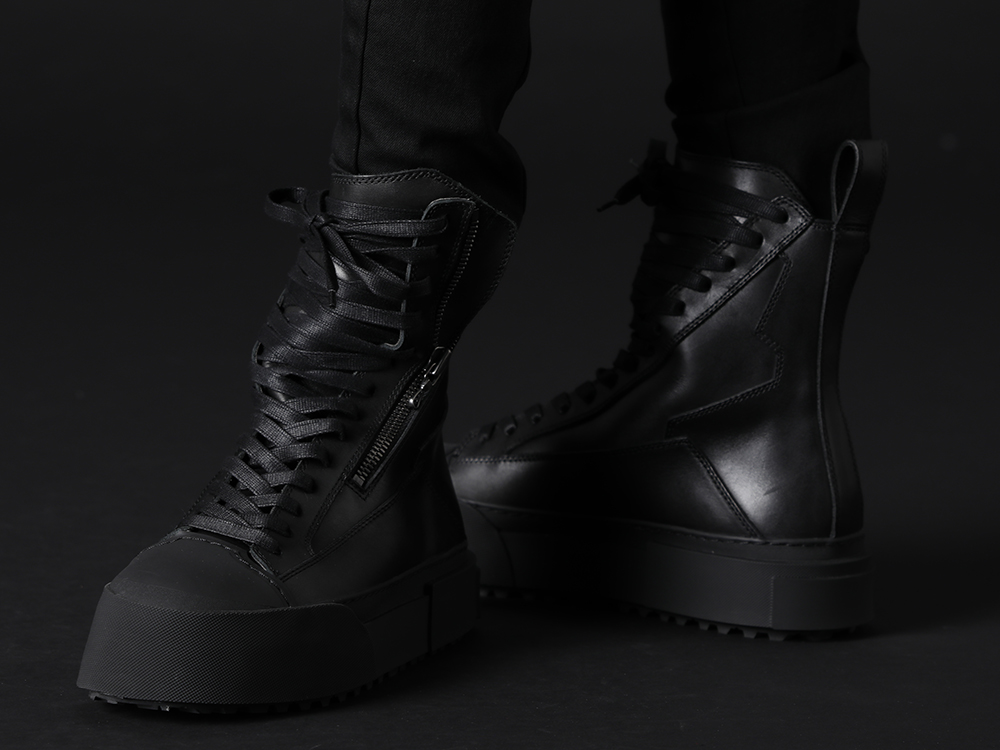 JULIUS 2022-23AW - These pants feature a slim silhouette with contrasting patterns and unique patterns. - 797FWM2-L-Black(Cow Leather Lace Up Sneaker Black) - 3-007