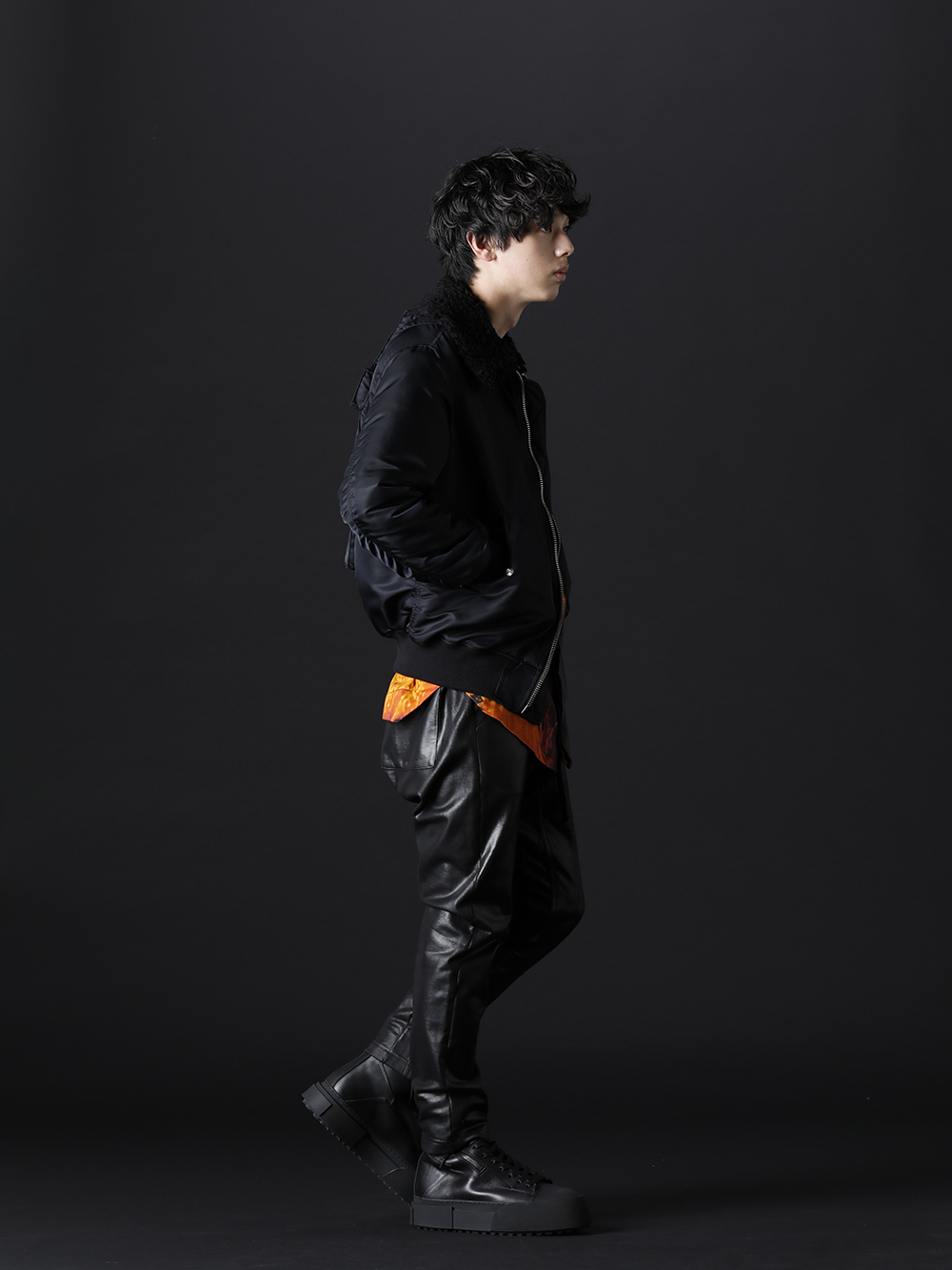 フェノメノン / ユリウス 2022-23AW - カジュアルさとダークな印象をミックスしたブラックスタイル - ILLJK22A-007-black(クロス フライトジャケット ブラック) 787SHM2-P(DUSK プリズム カットシャツ) 799PAM26-C(コーティングスウェット シームドパンツ) 797FWM2-L-Black(カウレザー レースアップ スニーカー ブラック) - 1-002