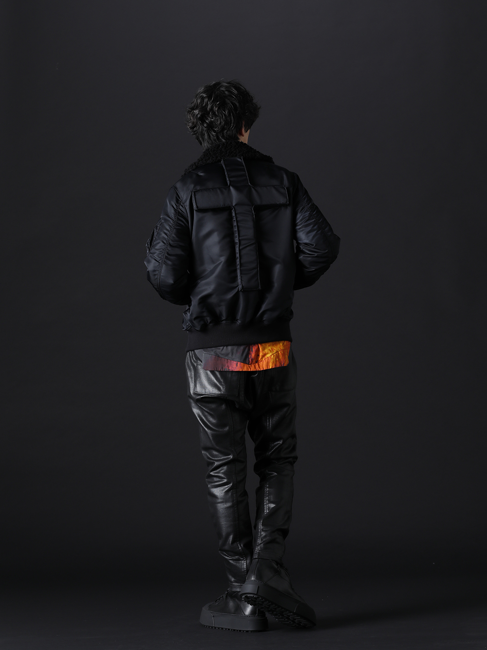 フェノメノン / ユリウス 2022-23AW - カジュアルさとダークな印象をミックスしたブラックスタイル - ILLJK22A-007-black(クロス フライトジャケット ブラック) 787SHM2-P(DUSK プリズム カットシャツ) 799PAM26-C(コーティングスウェット シームドパンツ) 797FWM2-L-Black(カウレザー レースアップ スニーカー ブラック) - 1-004