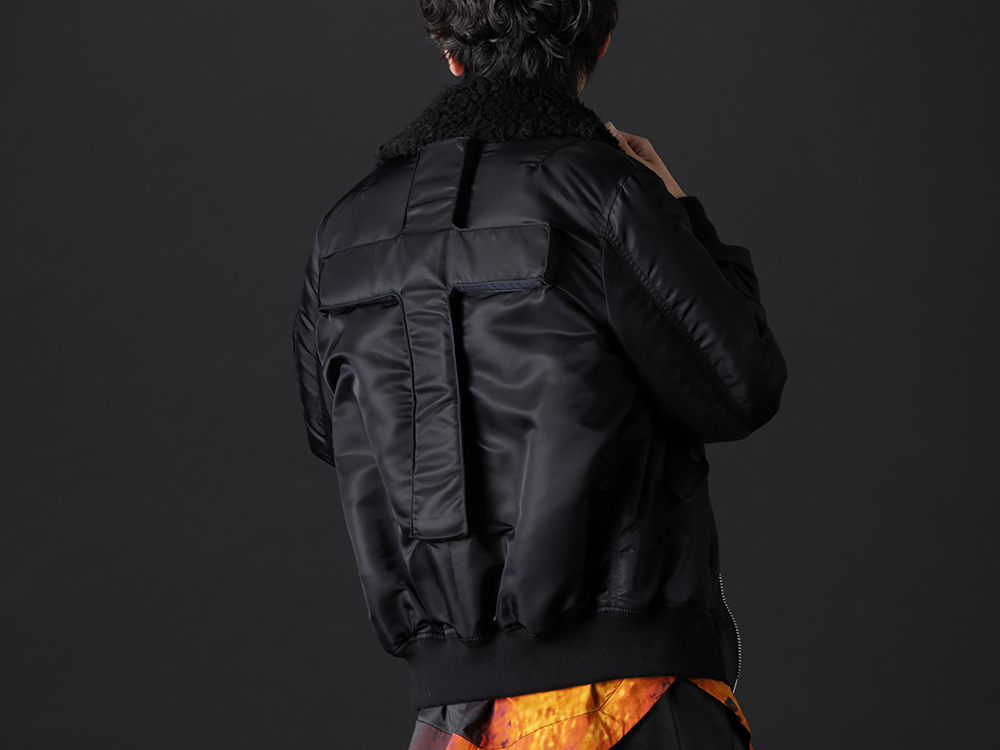 フェノメノン / ユリウス 2022-23AW 2011年に登場した名作の背面にデザインされたクロスが特徴的なフライトジャケットがアップデートされて復刻 - 背面ディテールが特徴的なブランドらしいフライトジャケット - ILLJK22A-007-black(クロス フライトジャケット ブラック) 787SHM2-P(DUSK プリズム カットシャツ) - 2-003