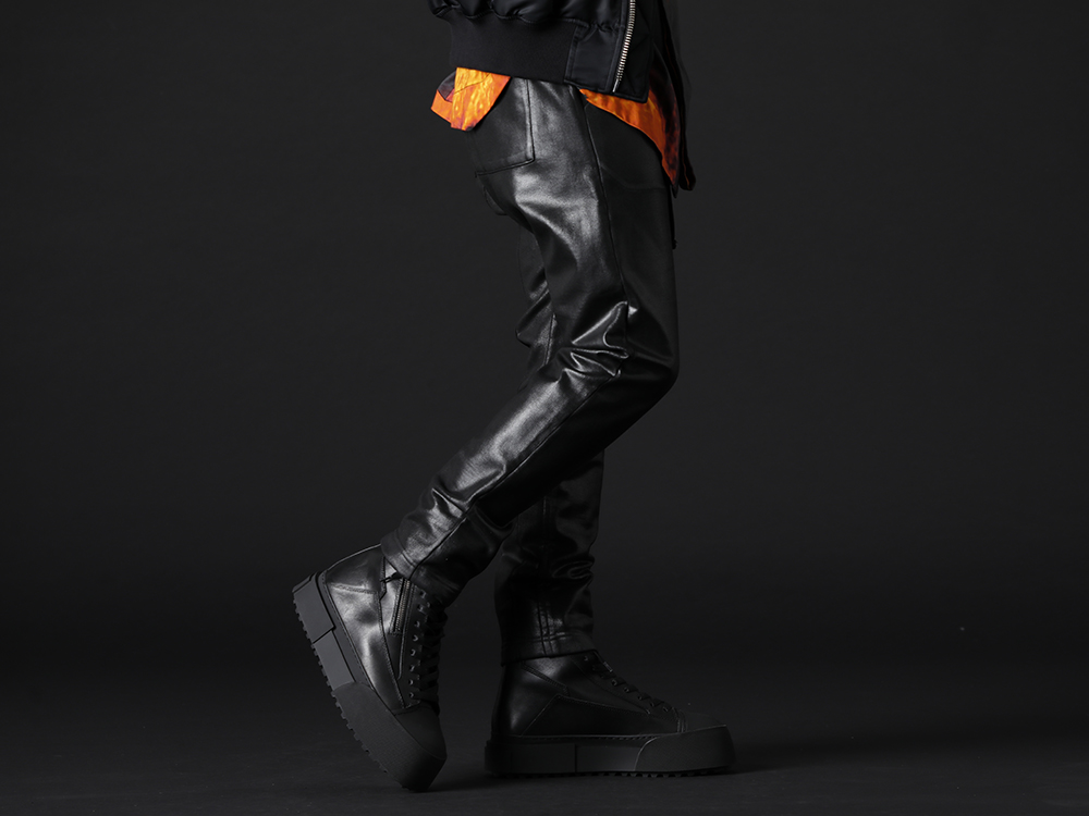 ユリウス 2022-23AW - 足回りの可動がしやすいスウェット生地を使用しながらモード感あるパンツ - 799PAM26-C(コーティングスウェット シームドパンツ) 797FWM2-L-Black(カウレザー レースアップ スニーカー ブラック) - 3-002