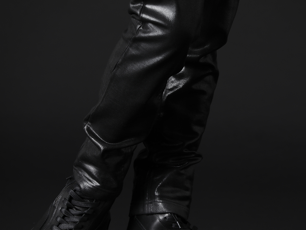 ユリウス 2022-23AW - 足回りの可動がしやすいスウェット生地を使用しながらモード感あるパンツ - 799PAM26-C(コーティングスウェット シームドパンツ) - 3-005