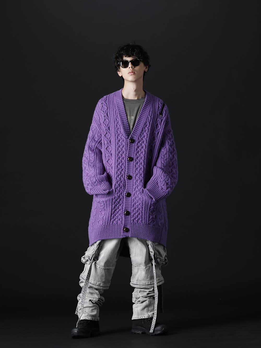 タカヒロミヤシタ ザソロイスト / セントマイケル / ユリウス / イレブン バイ ボリス ビジャン サベリ 2022-23AW - 個性ある配色で組み上げたカーディガン×カーゴパンツスタイル - sk.0001AW22-Purple(ダブルジップ バルーンシェイプド アランパターン カーディガン パープル) SM-A22-0000-076(ヴィーローン × セントマイケル MARIA ロングスリーブTシャツ) 799PAM24-PL(10.5oz ストレッチデニム ガスマスク ワイドパンツ プラスター) BOOT2-GTX-Black(BOOT2 ゴアテックス ブラック) sa.0010AW22(サングラス kurdt) - 1-001