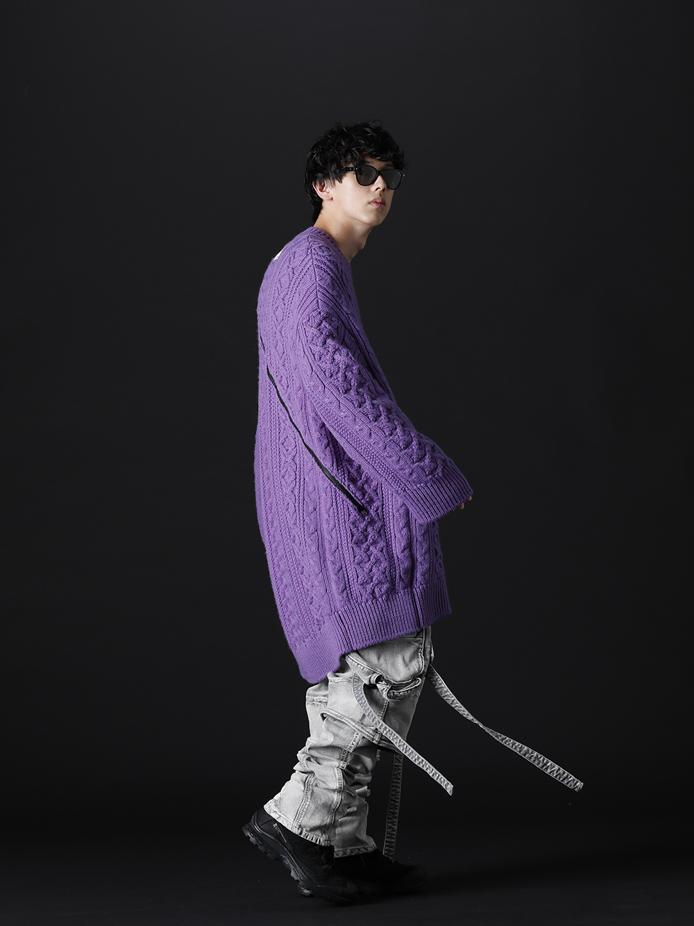 タカヒロミヤシタ ザソロイスト / セントマイケル / ユリウス / イレブン バイ ボリス ビジャン サベリ 2022-23AW - 個性ある配色で組み上げたカーディガン×カーゴパンツスタイル - sk.0001AW22-Purple(ダブルジップ バルーンシェイプド アランパターン カーディガン パープル) SM-A22-0000-076(ヴィーローン × セントマイケル MARIA ロングスリーブTシャツ) 799PAM24-PL(10.5oz ストレッチデニム ガスマスク ワイドパンツ プラスター) BOOT2-GTX-Black(BOOT2 ゴアテックス ブラック) sa.0010AW22(サングラス kurdt) - 1-002