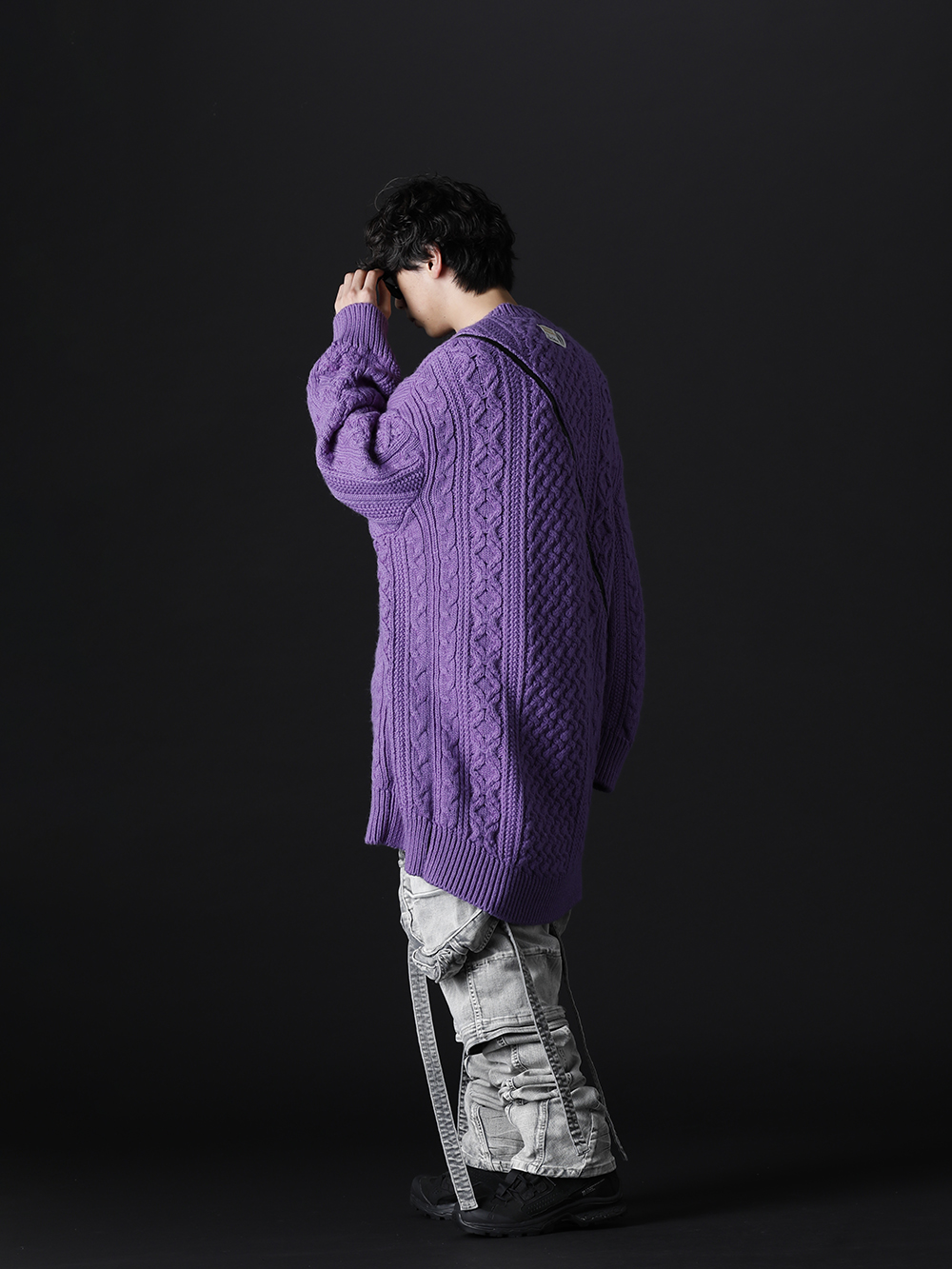 タカヒロミヤシタ ザソロイスト / セントマイケル / ユリウス / イレブン バイ ボリス ビジャン サベリ 2022-23AW - 個性ある配色で組み上げたカーディガン×カーゴパンツスタイル - sk.0001AW22-Purple(ダブルジップ バルーンシェイプド アランパターン カーディガン パープル) SM-A22-0000-076(ヴィーローン × セントマイケル MARIA ロングスリーブTシャツ) 799PAM24-PL(10.5oz ストレッチデニム ガスマスク ワイドパンツ プラスター) BOOT2-GTX-Black(BOOT2 ゴアテックス ブラック) sa.0010AW22(サングラス kurdt) - 1-003