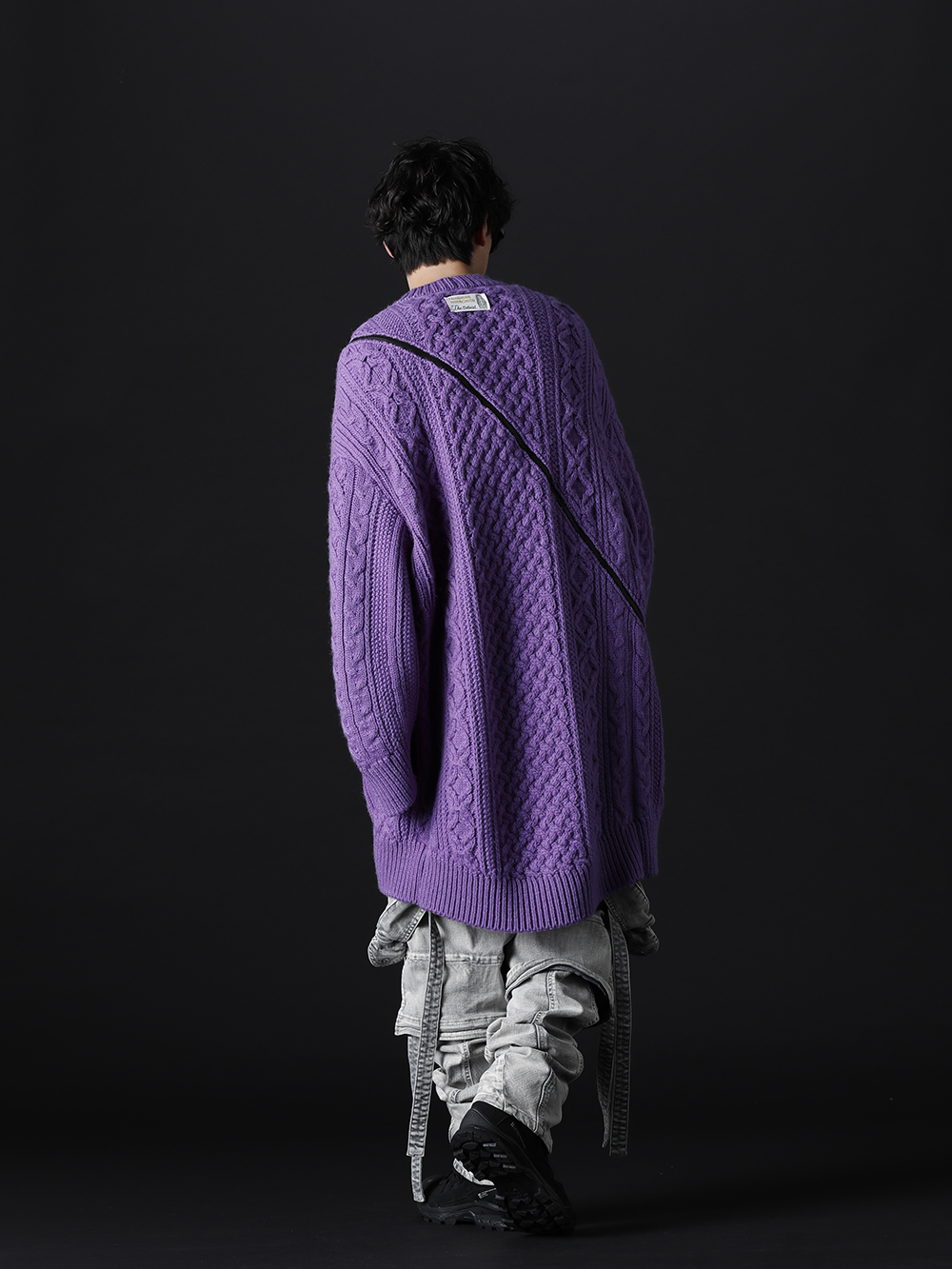 タカヒロミヤシタ ザソロイスト / セントマイケル / ユリウス / イレブン バイ ボリス ビジャン サベリ 2022-23AW - 個性ある配色で組み上げたカーディガン×カーゴパンツスタイル - sk.0001AW22-Purple(ダブルジップ バルーンシェイプド アランパターン カーディガン パープル) SM-A22-0000-076(ヴィーローン × セントマイケル MARIA ロングスリーブTシャツ) 799PAM24-PL(10.5oz ストレッチデニム ガスマスク ワイドパンツ プラスター) BOOT2-GTX-Black(BOOT2 ゴアテックス ブラック) sa.0010AW22(サングラス kurdt) - 1-004
