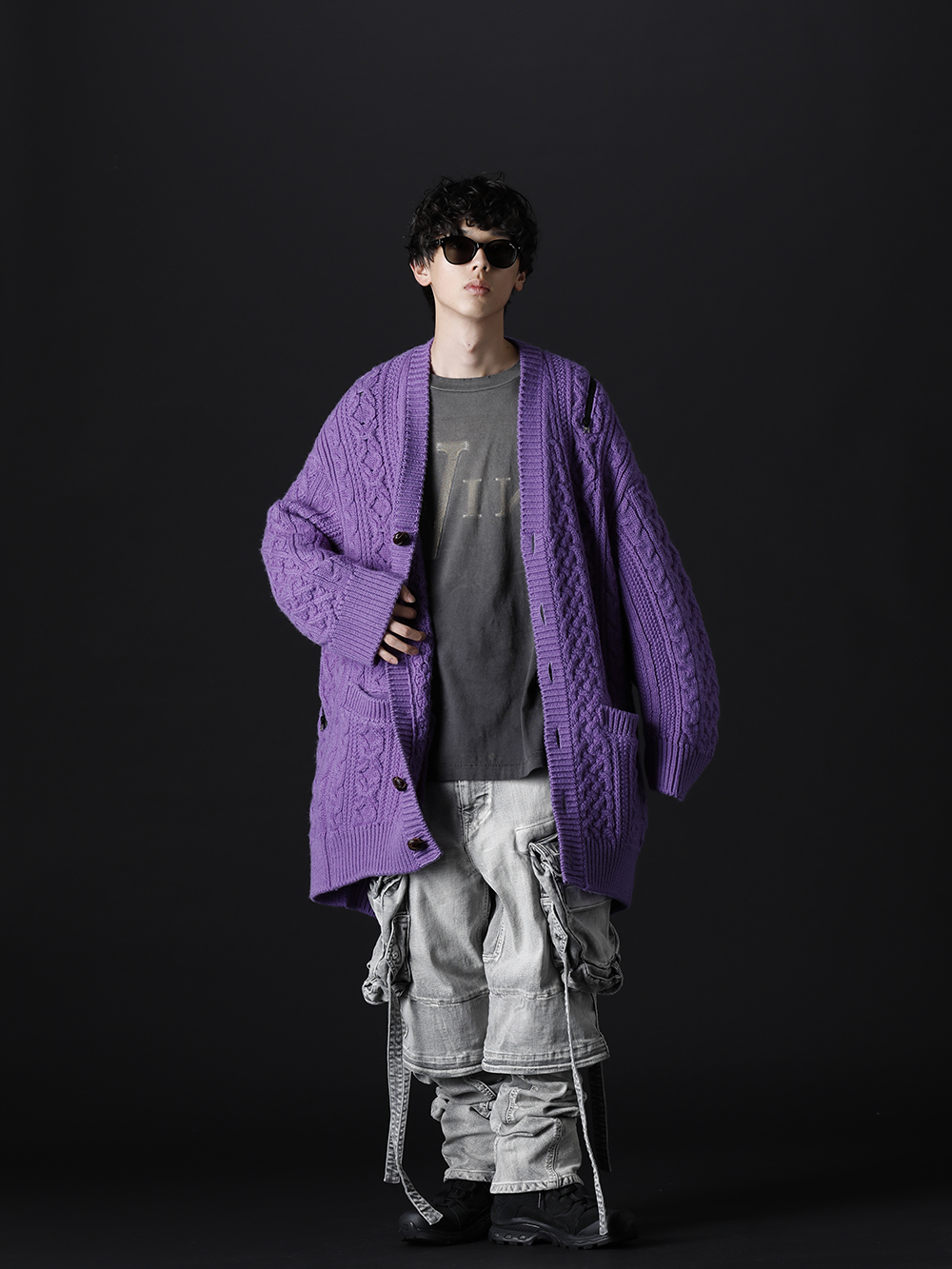 タカヒロミヤシタ ザソロイスト / セントマイケル / ユリウス / イレブン バイ ボリス ビジャン サベリ 2022-23AW スタイリング パープルカラーにプラスターカラーを合わせた個性ある配色でインパクトある、カーディガン×カーゴパンツのリラックスシルエットスタイル - 個性ある配色で組み上げたカーディガン×カーゴパンツスタイル - sk.0001AW22-Purple(ダブルジップ バルーンシェイプド アランパターン カーディガン パープル) SM-A22-0000-076(ヴィーローン × セントマイケル MARIA ロングスリーブTシャツ) 799PAM24-PL(10.5oz ストレッチデニム ガスマスク ワイドパンツ プラスター) BOOT2-GTX-Black(BOOT2 ゴアテックス ブラック) sa.0010AW22(サングラス kurdt) - 1-005