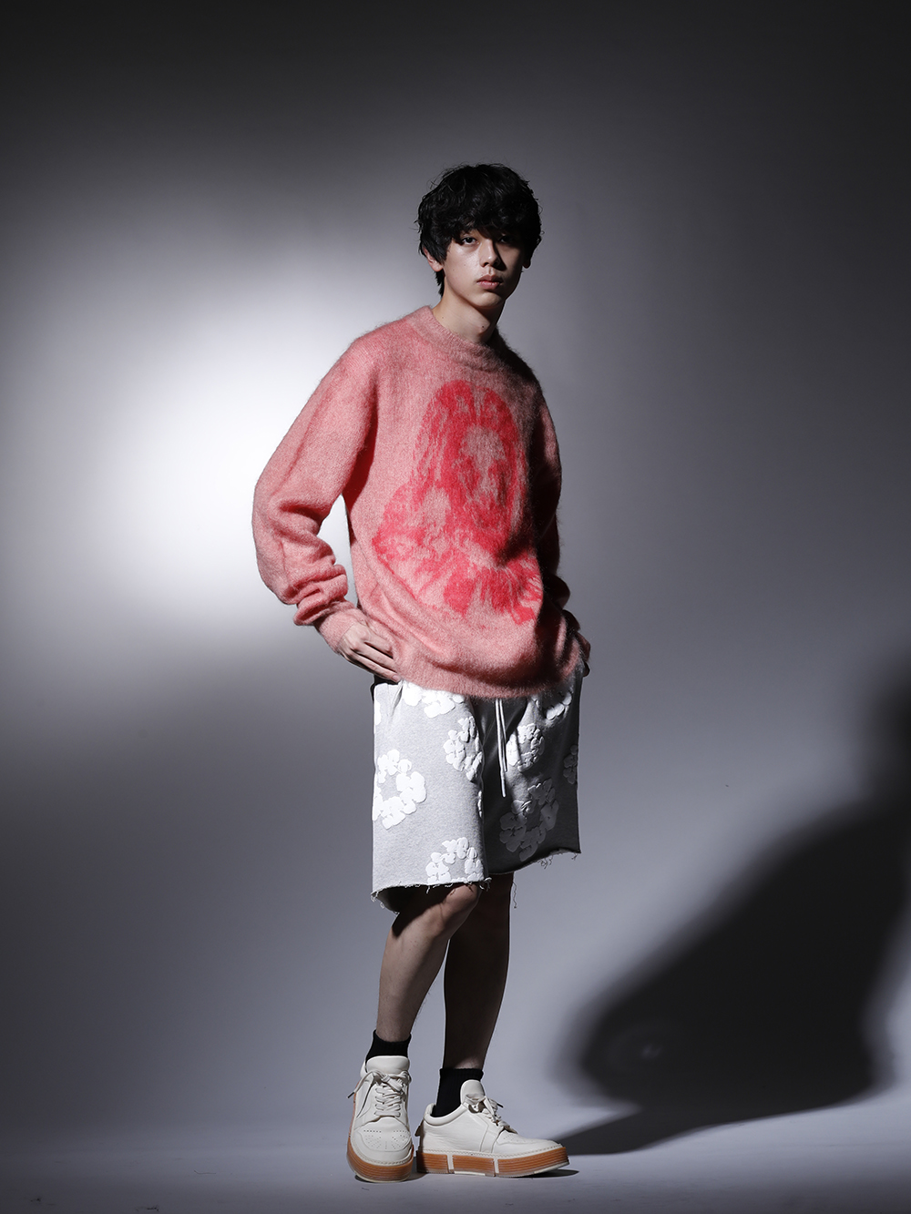 セントマイケル / デニムティアーズ / グイディ 2022-23AW - ピンクカラーを中心にハイトーンでまとめあげたカジュアルスタイル - SM-A22-0000-073(ボーン X レイズド × セントマイケル CLOWN ニット ピンク) RM-K01-0000-133(レディメイド × デニムティアーズ COTTON WREATH スウェットショーツ グレー - RE-DT-GY-00-00-17) GJ02-CO00T(レースアップブーツ - ホースフルグレインレザー - GJ02 CO00T) - 1-001